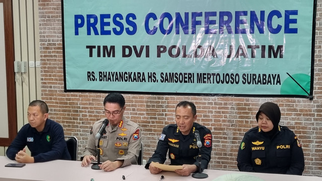 Kabid Humas Polda Jatim Kombes Pol Jules Abraham Abast dan Kabiddokkes Polda Jatim, Kombes Pol Khusnan Marzuki di RS Bhayangkara Polda Jatim, Surabaya, Kamis (9/10/2025). Foto: Farusma Okta Verdian/kumparan