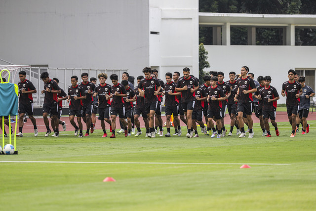 Pemain Timnas Indonesia U-23 mengikuti sesi latihan di Stadion Madya, Kompleks GBK, Jakarta, Kamis (9/10/2025). Foto: Darryl Ramadhan/kumparan