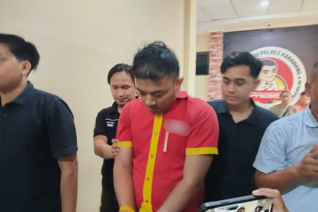 Tampang pelaku pembunuhan DO, pegawai minimarket yang jasadnya ditemukan di aliran Sungai Citarum Desa Curug, Kecamatan Klari, Karawang. Foto: kumparan