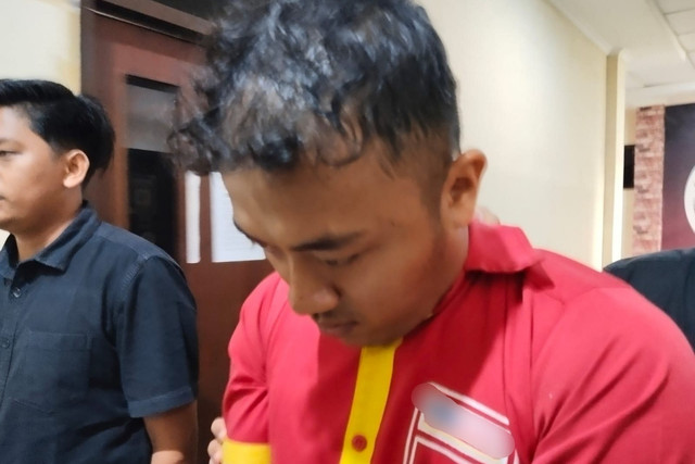 Tampang pelaku pembunuhan DO, pegawai minimarket yang jasadnya ditemukan di aliran Sungai Citarum Desa Curug, Kecamatan Klari, Karawang. Foto: kumparan