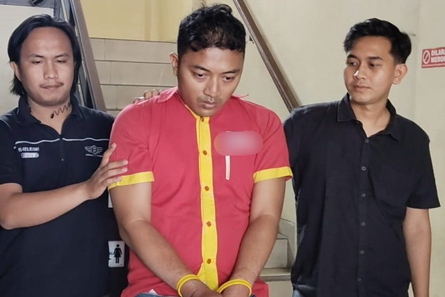 Tampang pelaku pembunuhan DO, pegawai minimarket yang jasadnya ditemukan di aliran Sungai Citarum Desa Curug, Kecamatan Klari, Karawang. Foto: kumparan