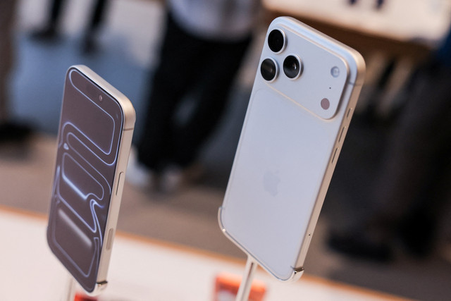 iPhone 17 Pro dipamerkan di Apple Store Taipei, Taiwan, Jumat (19/9/2025).  Foto: Ann Wang/REUTERS