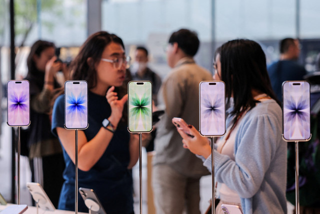 Seri iPhone 17 dipamerkan di Apple Store Taipei, Taiwan, Jumat (19/9/2025).  Foto: Ann Wang/REUTERS