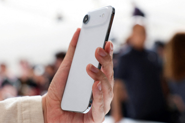 Pengunjung memenang iPhone Air yang dipamerkan di Steve Jobs Theater, Cupertino, California, AS, Sabtu (9/9/2025). Foto: Manuel Orbegozo/REUTERS