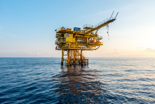 Ilustrasi pengeboran minyak lepas pantai (offshore). Foto: Shutterstock