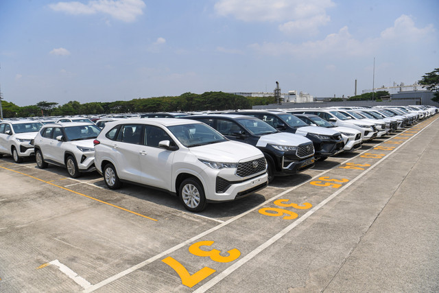 Sejumlah mobil yang akan di ekspor terparkir di PT Toyota Motor Manufacturing Indonesia (TMMIN) Karawang Plant 1, Karawang, Jawa Barat, Kamis (9/10/2025). Foto: Muhammad Adimaja/ANTARA FOTO