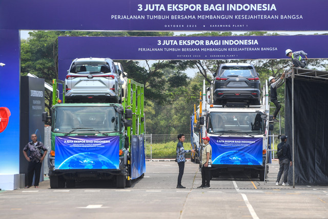 Truk membawa kendaraan utuh (completely built up/CBU) produksi Toyota Indonesia untuk di ekspor di PT Toyota Motor Manufacturing Indonesia (TMMIN) Karawang Plant 1, Karawang, Jawa Barat, Kamis (9/10/2025). Foto: Muhammad Adimaja/ANTARA FOTO