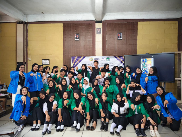 Foto bersama siswa SMK Avicena Tenjo dengan tim PKM