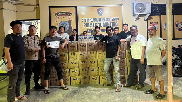 Kardus air mineral yang isinya adalah minuman keras tradisional captikus yang berhasil diamankan Polsek Tuminting. (foto: dokumen polsek tuminting)