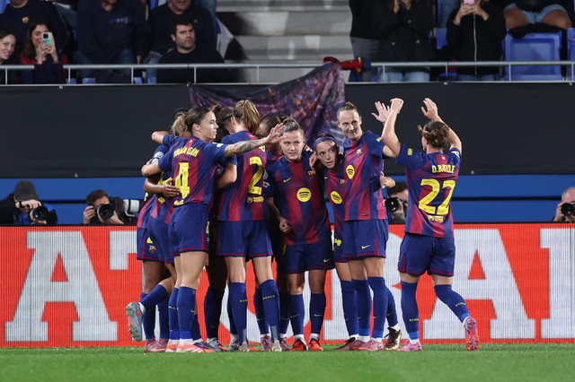 Selebrasi pemain Barcelona usai mencetak gol dalam kemenangan 7-1 atas Bayern Munchen di laga perdana Liga Champions Wanita 2025/26. Foto: AFP/Josep Lago
