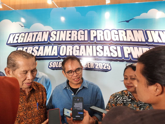 Direktur Kepesertaan BPJS Kesehatan, David Bangun (tengah) pada Sinergi Program JKN Bersama Persatuan Wredatama Republik Indonesia (PWRI) di Kota Surakarta, Rabu (9/10). Foto: Dok. BPJS Kesehatan