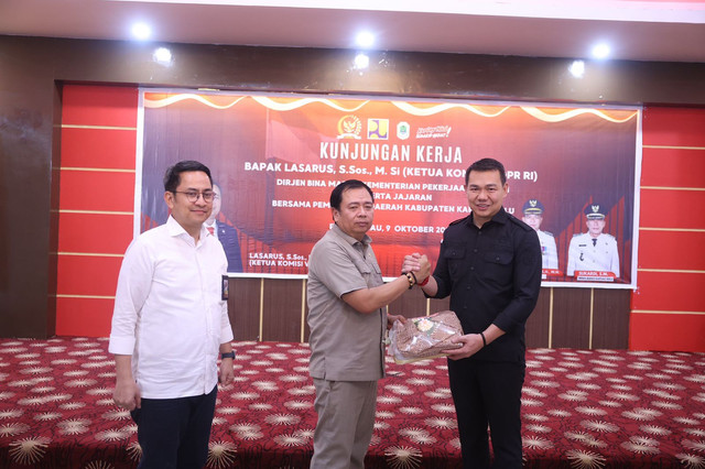 Bupati Kapuas Hulu, Fransiskus Diaan memberikan cinderamata pada Ketua Komisi V DPR RI Lasarus. Foto: Yus/Hi!Pontianak
