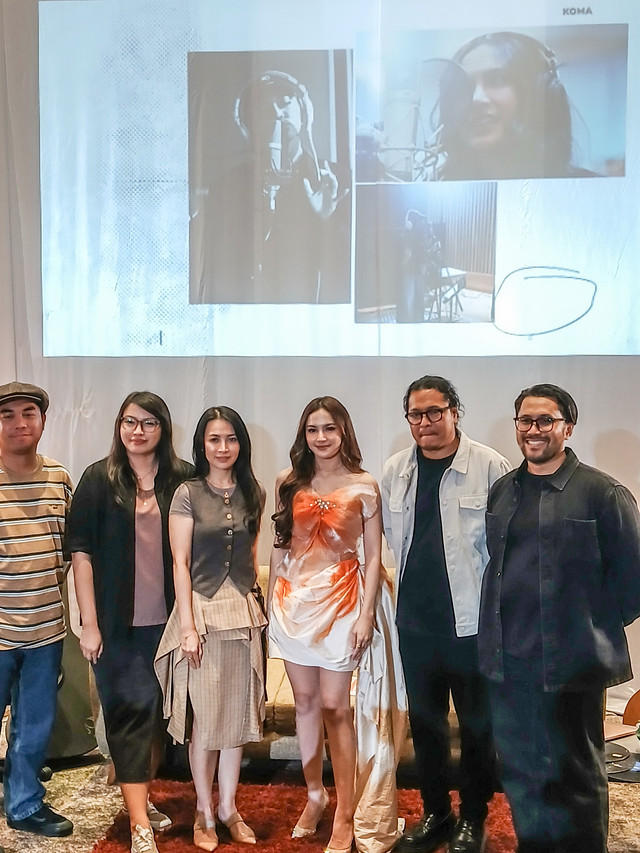 Penyanyi Indonesia, Mahalini (ke 3 dari kanan) foto bersama dalam hearing session album Koma di Thamrin, Jakarta Pusat, pada Kamis (9/10). Foto: Vincentius Mario/kumparan
