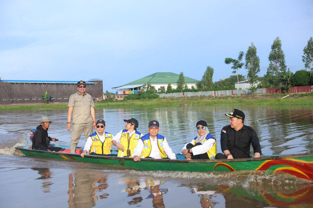 Ketua Komisi V DPR RI, Lasarus bersama Kementerian PU serta Bupati Kapuas Hulu, Fransiskus Diaan meninjau normalisasi danau di Kapuas Hulu. Foto: Yus/Hi!Pontianak