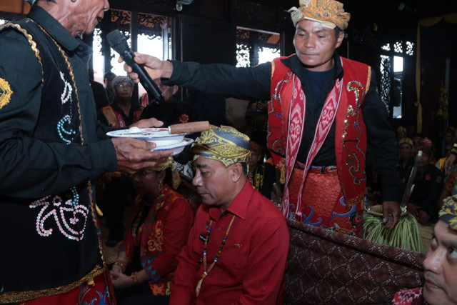 Wakil Gubernur Kalimantan Barat, Krisantus Kurniawan, menerima gelar adat kehormatan dari Kepatihan Jaga Pati Laman Sembilan Domong Sepuluh, Kabupaten Ketapang, Kalbar. Foto: Dok. Adpim Pemprov Kalbar