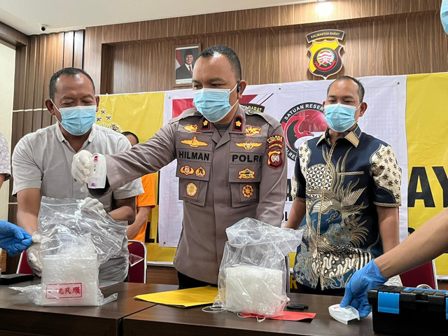 Wakapolres Kubu Raya beserta Kasat Narkoba Polres Kubu Raya sedang melihatkan hasil uji sample sabu sebelum dimusnahkan. Foto: Rabiansyah/Hi!Pontianak