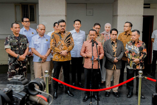 Menteri ESDM Bahlil Lahadalia di kantor Kementerian ESDM, Jakarta, Kamis (9/10/2025). Foto: Dok Kementerian ESDM