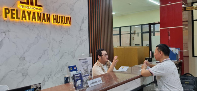 Petugas Kanwil Kemenkum melayani masyarakat. Foto: Dok. Kanwil Kemenkum Kalbar