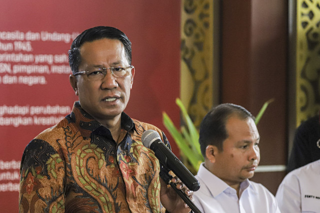 Menteri Hukum Supratman Andi Agtas menyampaikan keterangan pers terkait pengesahan kepengurusan PSI periode 2025-2030 di Kementerian Hukum, Jakarta, Jumat (10/10/2025). Foto: Darryl Ramadhan/kumparan