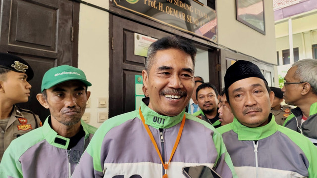 Pengemudi Gojek pertama, Mulyono, menghadiri sidang praperadilan eks Mendikbudristek Nadiem Makarim di Pengadilan Negeri Jakarta Selatan, Jumat (10/10/2025). Foto: Jonathan Devin/kumparan