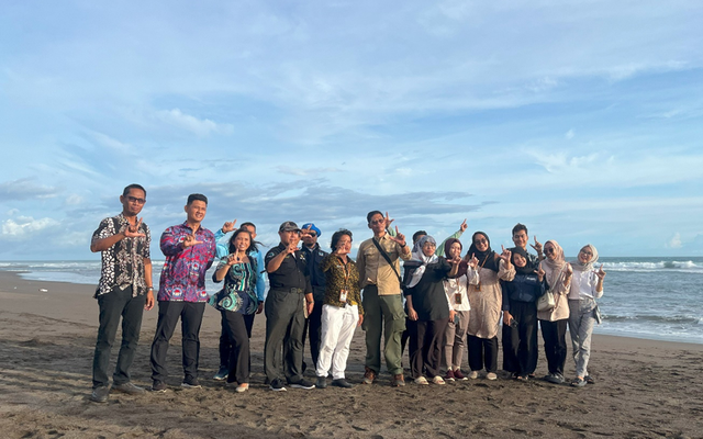 Kolaborasi Konservasi: Pelepasan Tukik Hijau di Pangandaran. Stakeholder Kontributor: Pemerintah daerah, akademisi, komunitas nelayan, Pokmaswas, serta masyarakat peduli lingkungan (Dokumentasi pribadi).