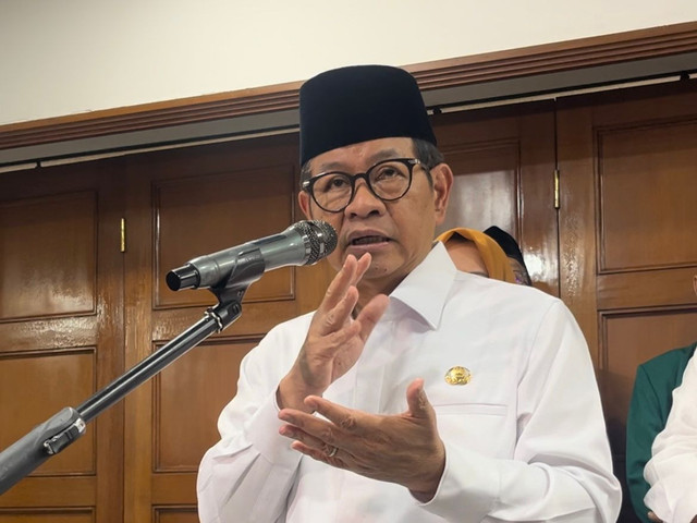 Gubernur DKI Jakarta Pramono Anung di Balai Kota, Gambir, Jakarta Pusat, Jumat (10/10/2025). Foto: Nasywa Athifah/kumparan