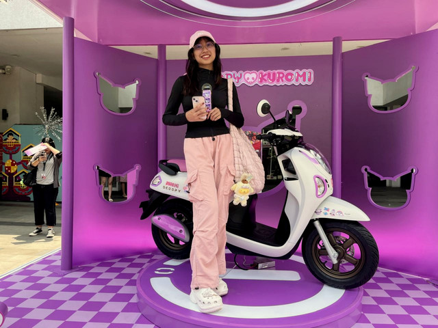 Pengunjung Sarinah melihat Honda Scoopy dengan Kuromi saat dipamerkan di Sarinah. Foto: Fitra Andrianto/kumparan