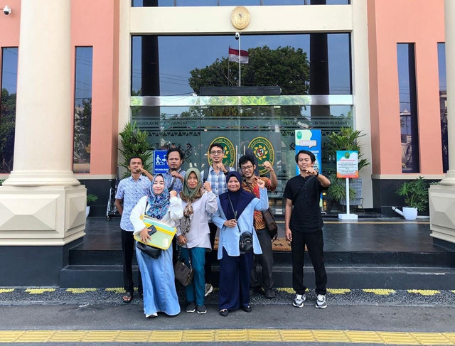 Kuasa Hukum buruh PT Wahana Raharja dari LBH Bandar Lampung, Ahmad Khudori bersama para pekerja | Foto : Dok. LBH Bandar Lampung