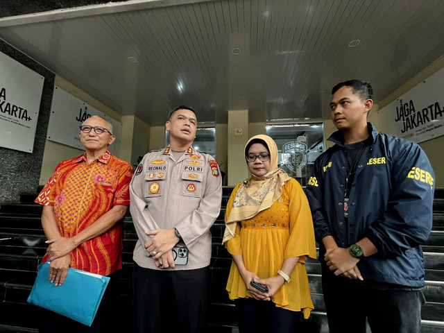 Tim kuasa hukum Arya Daru kembali bertemu dengan pihak penyelidik Polda Metro Jaya terkait kasus kematian Arya Daru, Jumat (10/10/2025). Foto: Rayyan Farhansyah/kumparan