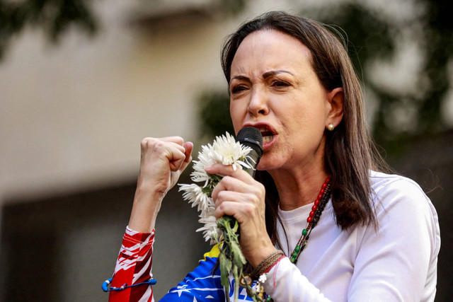 Pemimpin oposisi Venezuela, Maria Corina Machado berpidato di hadapan para pendukungnya dalam sebuah protes menjelang pelantikan Presiden Nicolas Maduro untuk masa jabatan ketiganya di Caracas, Venezuela, pada 9 Januari 2025. Foto: Leonardo Fernandez Viloria/REUTERS