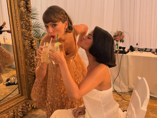 Selena Gomez didampingi oleh Taylor Swift saat hari pernikahannya. Foto: Instagram @selenagomez