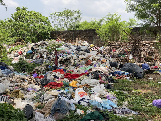 Tumpukan sampah liar di pinggir Ring Road Utara Jogja, Sleman. Foto: Dok. Pandangan Jogja