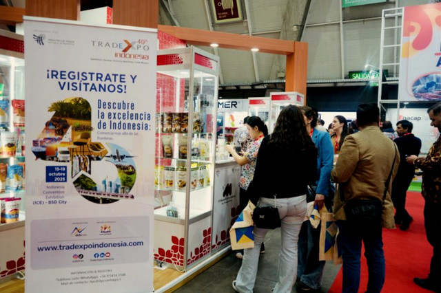 Sejumlah pengunjung mendatangi booth Paviliun Indonesia dalam pameran Espacio Food & Service 2025 di Chili yang berlangsung pada 30 September hingga 2 Oktober 2025.  Foto: Antara/HO-Kemendag