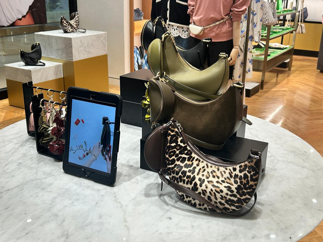 Duo Bag dalam koleksi Fall 2025 Kate Spade New York. Foto: Judith Aura/kumparan