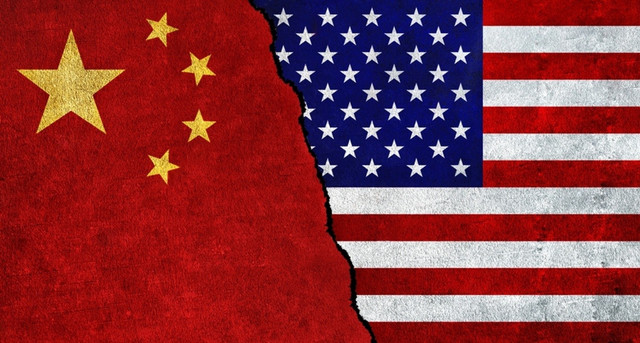 Bendera China dan AS. Sumber: OnePixelStudio/shutterstock.com