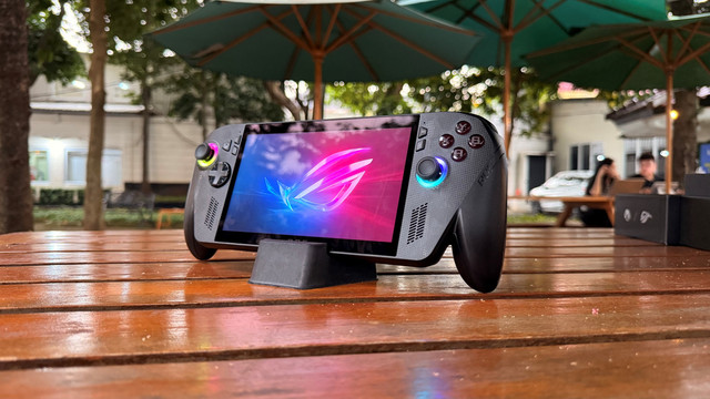 Wujud gahar dengan desain ergonomis dari ROG Xbox Ally X. Foto: Thomas Bosco/kumparan