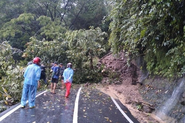 Tebing setinggi 25 meter longsor dan menutup jalan provinsi di Kampung Gadog Jaya, Desa Sukajadi, Kecamatan Cibinong, Kabupaten Cianjur, Jawa Barat, Jumat (10/10/2025). Foto: Dok. Istimewa