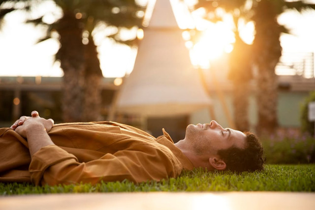 Ilustrasi berdamai dengan rasa bosan. Sumber foto: https://www.freepik.com/free-photo/medium-shot-man-laying-grass_19905439.htm#fromView=search&page=1&position=18&uuid=2fb68f16-90b5-4c13-9653-7170ff9d2ba2&query=Feeling+serenity