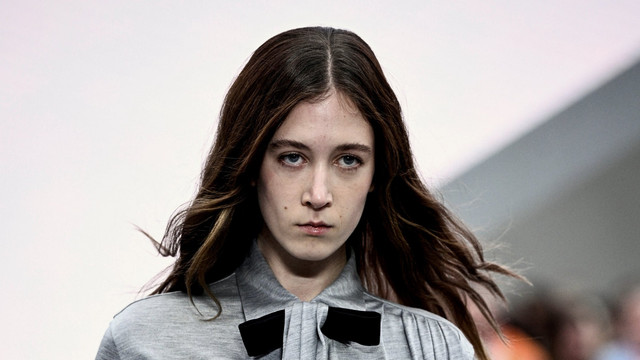 Sunday Rose di runway Dior. Foto: Julien De Rosa/AFP