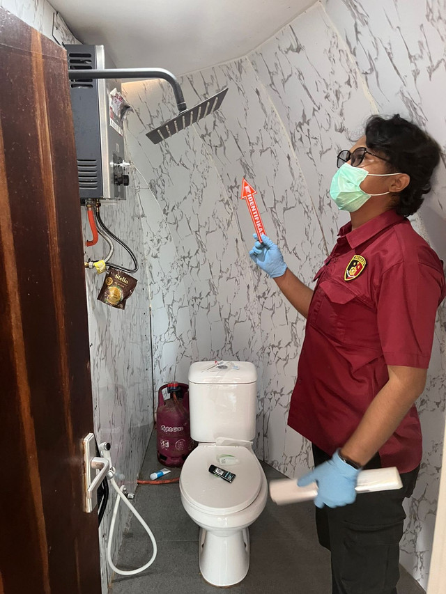 Water heater dan tabung gas terlihat berada di dalam kamar mandi glamping tempat Gilang dan Cindy tergeletak tak sadarkan diri. Foto: Polsek Lembah Gumanti