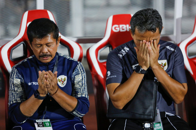 Pelatih Timnas U-23 Indonesia Indra Sjafri (kiri) dan sistennya, Bima Sakti (kanan) berdoa sebelum bertanding melawan Timnas U-23 India pada pertandingan persahabatan di Stadion Madya, Kompleks GBK, Senayan, Jakarta, Jumat (10/10/2025). Foto: Asprilla Dwi Adha/ANTARA FOTO