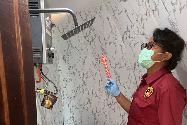 Water heater dan tabung gas terlihat berada di dalam kamar mandi glamping tempat Gilang dan Cindy tergeletak tak sadarkan diri. Foto: Polsek Lembah Gumanti