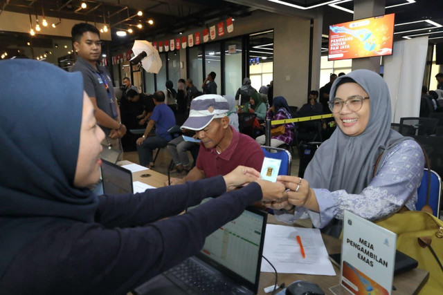 PAM JAYA bagikan total 500 keping emas bagi pelanggan sambungan baru. Foto: Dok. Istimewa