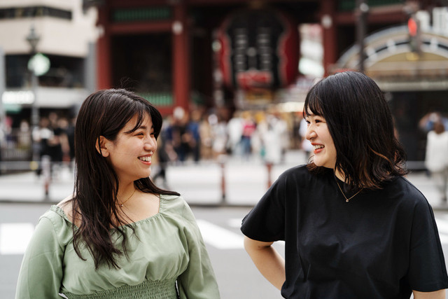 <a href="https://www.freepik.com/free-photo/friends-spending-time-together-city_28887925.htm">Image by freepik</a>