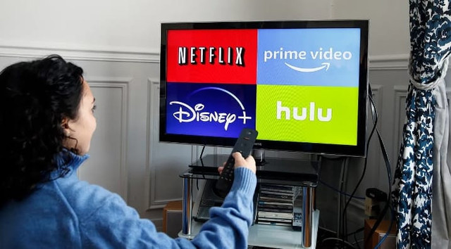 Logo berbagai platform streaming global seperti Netflix, Prime Video, dan Hulu. Streaming menjadi arena budaya lintas batas yang membentuk identitas baru generasi digital. Foto: Unsplash/Nielsen says