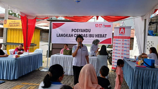 Kegiatan edukasi tentang pentingnya balita dibawa ke Posyandu yang dilaksanakan Alfamidi Cabang Manado bekerja sama dengan Puskesmas Paniki Bawah.