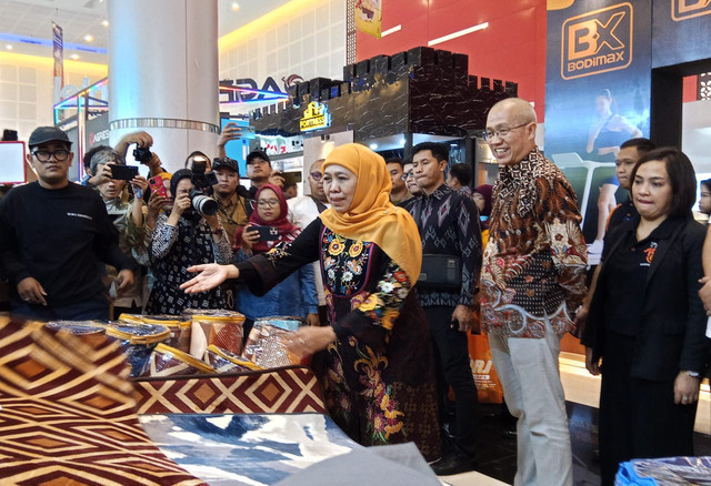 Gubernur Jatim Khofifah Indar Parawansa saat mengunjungi salah satu stan di PRJ Surabaya. Foto: Masruroh/Basra