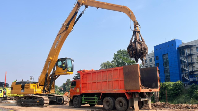 Petugas menggunakan alat berat mengakut sampah di pusat pembuangan sampah besar (bulky waste) di Saringan Sampah TB Simatupang, Jagakarsa, Jakarta Selatan, Sabtu (11/10). Foto: Nasywa Athifah/kumparan