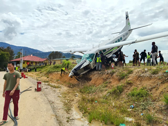 Pesawat Smart Air jenis Caravan C208 tergelincir di Lapangan Terbang Tiom, Kabupaten Lanny Jaya, Papua Pegunungan, Sabtu (11/10). Foto: Dok. Istimewa