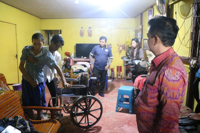 Wakil Wali Kota Pontianak, Bahasan, mengunjungi rumah warga korban tertimpa pohon dengan memberikan bantuan kursi roda. Foto: Dok. Pemkot Pontianak